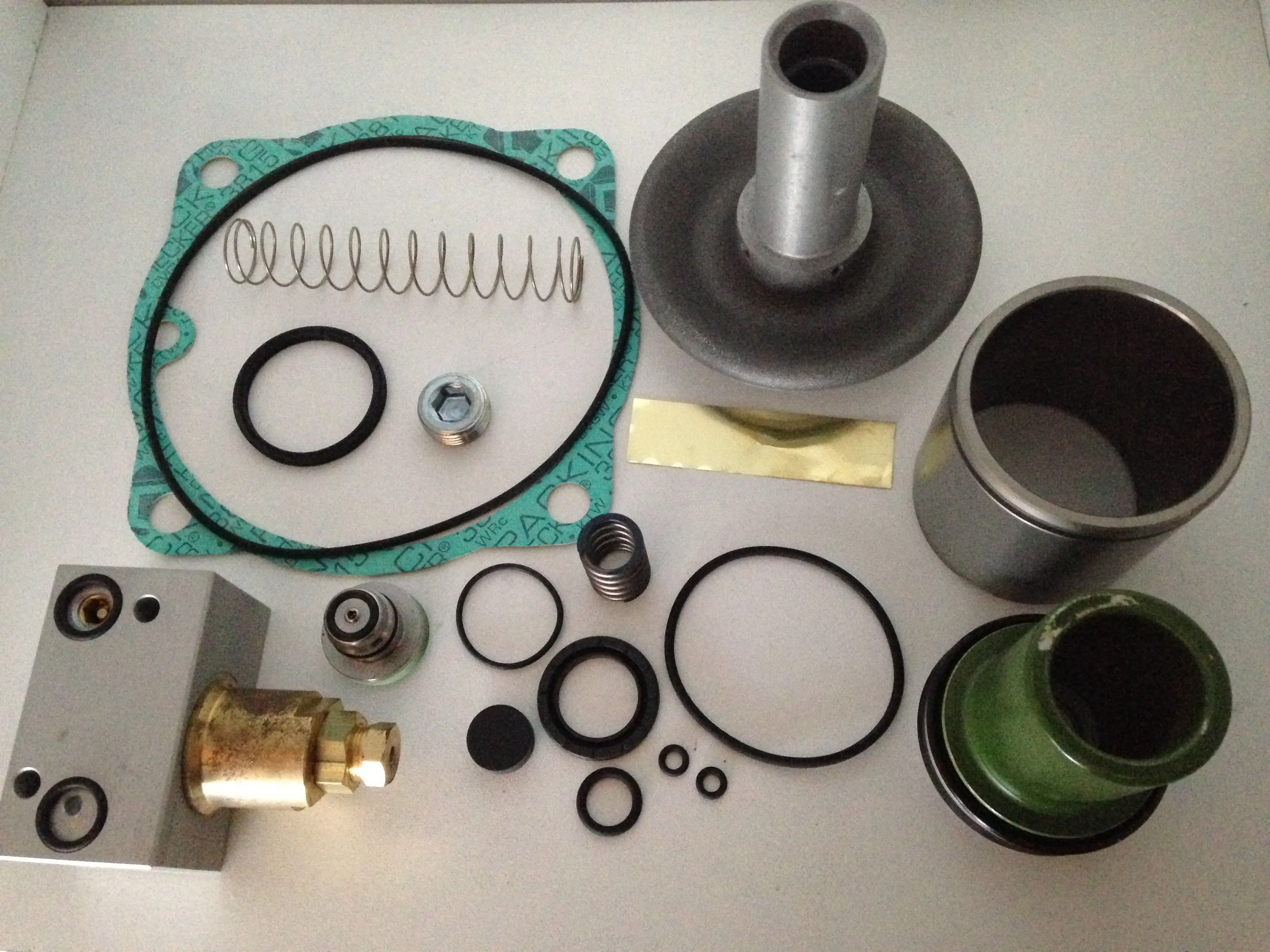 KVADRH.2570 Replacement kit for intake valve RH180EPI/4F image 0